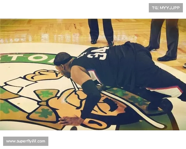 NBA场边摄影揭秘:捕捉瞬间的力量与情感展现 NBA场边摄影揭秘:捕捉瞬间的力量与情感展现